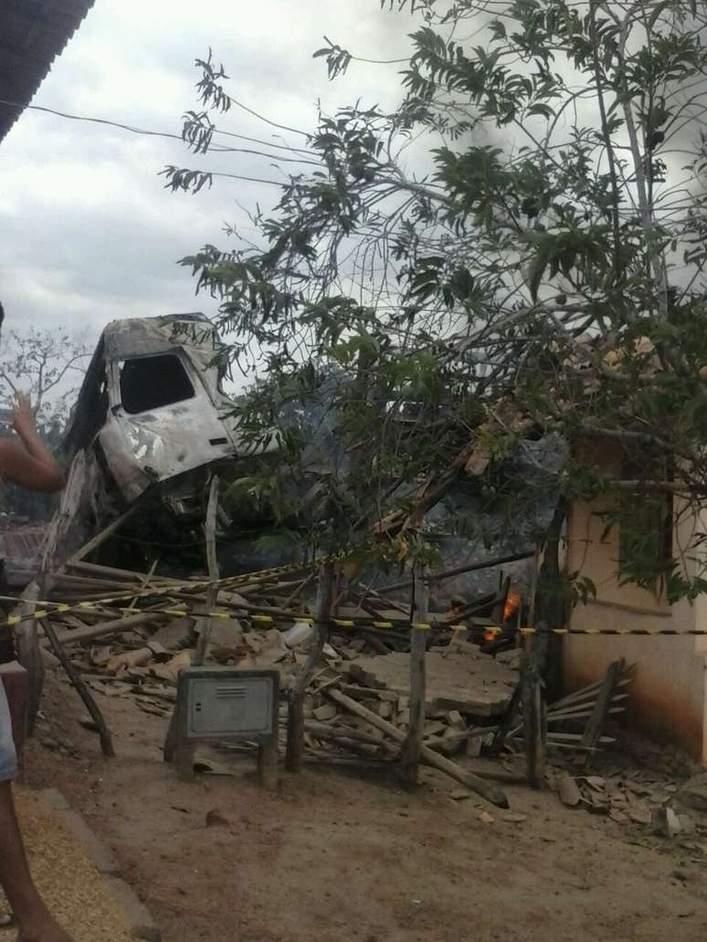 <p>Uma carreta carregada de soja colidiu contra duas casas e atingiu ainda quatro carros e uma moto em Santo Estêvão</p>