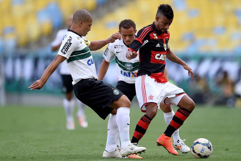 Léo Moura, em jogo contra o Coritiba, pelo Campeonato Brasileiro de 2014