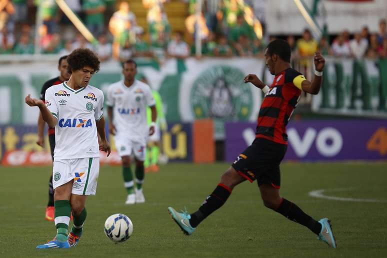 <p>Chapecoense e Vitória se enfrentaram neste domingo, na Arena Condá, pela 34ª rodada do Campeonato Brasileiro. O time baiano venceu a partida por 1 a 0</p>