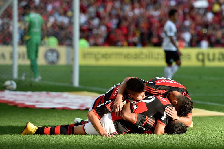 Flamengo venceu o Coritiba no Maracanã na partida que marcou a despedida do torcedor carioca em 2014.