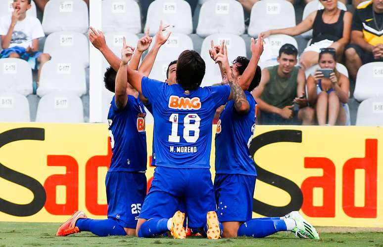 Na Vila Belmiro, o Cruzeiro derrotou o Santos por 1 a 0 e se aproximou do título do Campeonato Brasileiro.