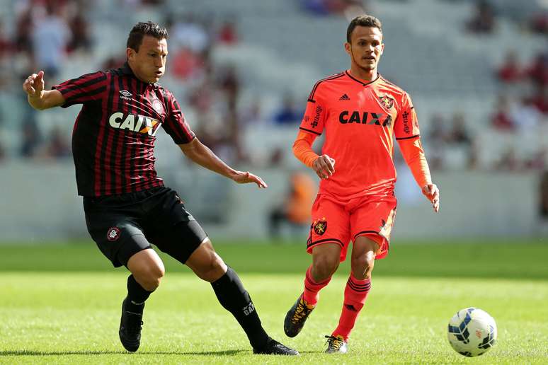 Renê (a direita) é apontado como superior a laterais como Jorge, do Flamengo, e Zeca, do Santos