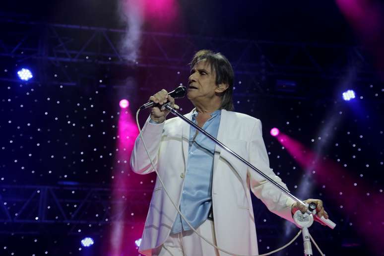 Roberto Carlos se apresentou no Maracanãzinho, no Rio de Janeiro, na noite desse sábado (15). A atriz Marina Ruy Barbosa, acompanhada de seu namorado, acompanhou o show