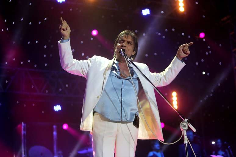 Roberto Carlos se apresentou no Maracanãzinho, no Rio de Janeiro, na noite desse sábado (15). A atriz Marina Ruy Barbosa, acompanhada de seu namorado, acompanhou o show