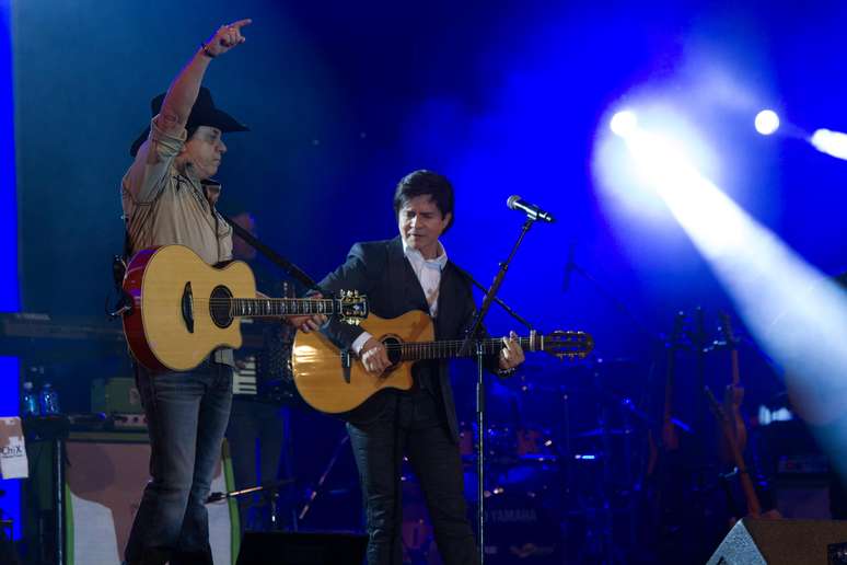 Sertanejos estão acostumados com a histeria dos fãs. No festival Caldas Country, realizado em Caldas Novas, Goiás, não foi dferente na noite desse sábado (15). Enquanto Luan Santana bajulava uma fã no palco, onde em certo momento a leva para um sofá posicionado no meio de sua banda, Gusttavo Lima também lidou com uma invasão, mas de um rapaz, que teve que ser contido por seguranças. A dupla Chitãozinho e Xororó também se apresentou na segunda noite do evento.