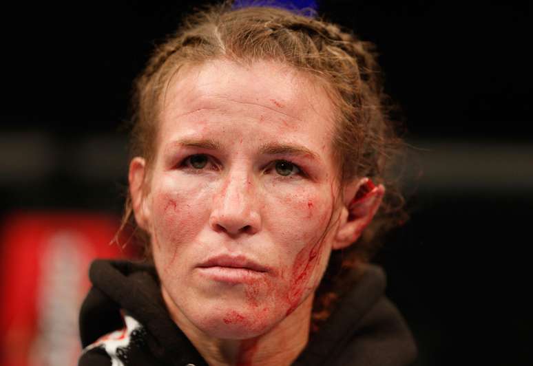 Leslie Smith teve sua orelha esquerda dilacerada por soco de Jessica Eye