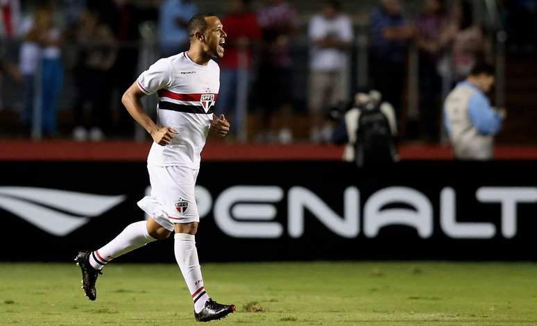 <p>Luís Fabiano comemora o primeiro gol da vitória sobre o rival</p>