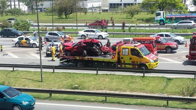 <p>A pista expressa da rodovia ficou totalmente interditada para o atendimento às vítimas</p>