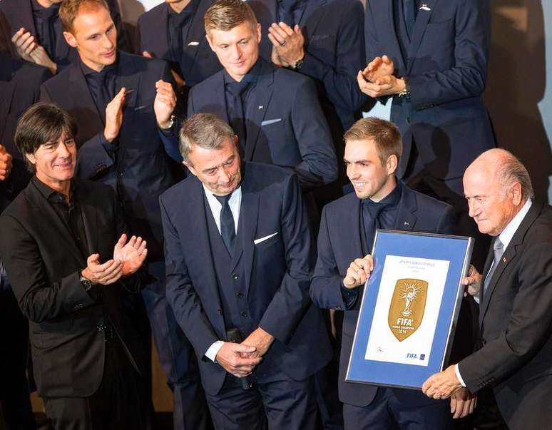 <p>Presidente da Fifa, Joseph Blatter, entrega quadro a Lahm antes da&nbsp;pr&eacute;-estreia do filme sobre a Copa de 2014</p>