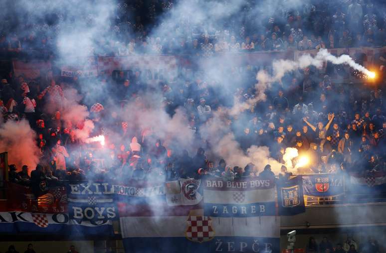 Partida entre Itália e Croácia teve confusão armada por torcedores croatas e sinalizadores atirados no gramado
