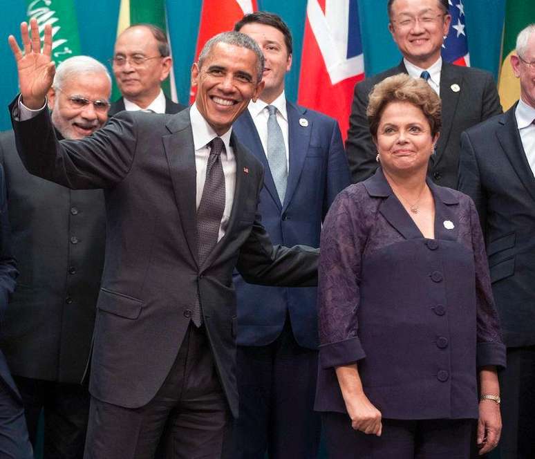 <p>Barack Obama acena ao lado de Dilma Rousseff durante encontro do G20 na Austrália</p>