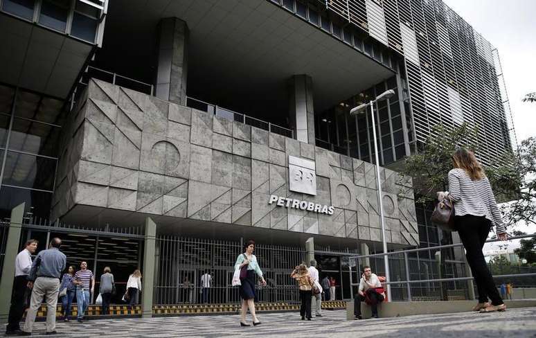 <p>As ações Petrobras caíram pelo terceiro pregão seguido, após a empresa revelar os resultados operacionais do 3º tri e o adiamento do balanço financeiro</p>