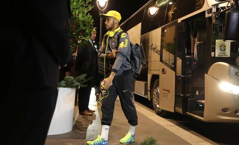 <p>Além de fones de ouvido, Neymar já apareceu usando brincos</p>