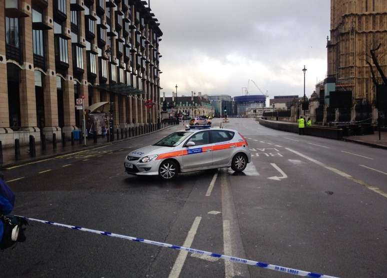 Pacote suspeito fez com que parte do Parlamento em Londres fosse esvaziada nesta segunda-feira