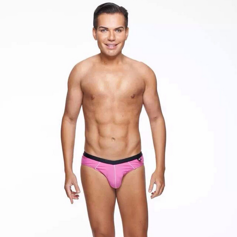 Rodrigo Alves é considerado o "Ken humano" pela imprensa inglesa