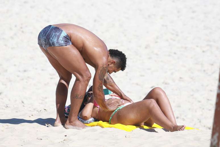 Nesta terça-feira (18), o casal Naldo Benny e Ellen Cardoso, a Mulher Moranguinho, tomaram sol e aproveitaram o calor na praia da Barra da Tijuca, no Rio de Janeiro