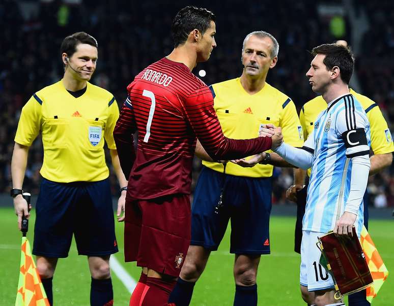 Messi e Cristiano Ronaldo se cumprimentam antes de duelo