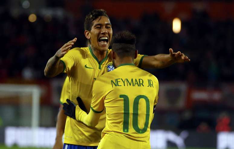 Dupla Neymar-Firmino comemora mais uma vitória com a camisa da Seleção