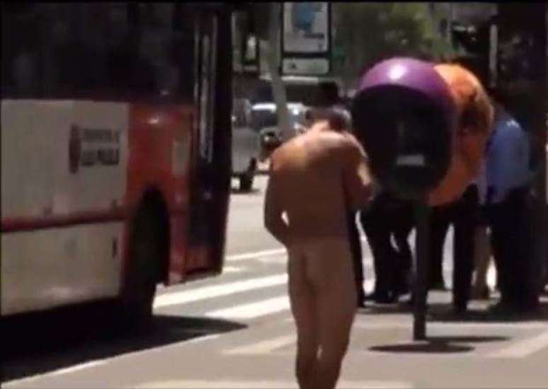 <p><strong>PELADO NA PAULISTA - </strong>Um homem foi internado em um hospital psiqui&aacute;trico ap&oacute;s ser visto andando sem roupas na avenida Paulista, na regi&atilde;o central de S&atilde;o Paulo,&nbsp;na tarde de 17 de dezembro. Sem entender o que estava ocorrendo, pedestres come&ccedil;aram a filmar o homem, que parecia falar ao celular.</p>