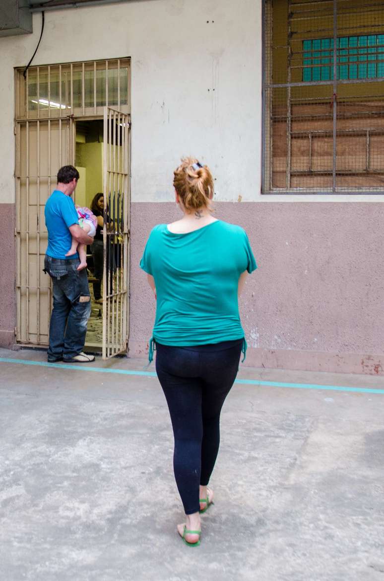 Maria observa a filha passar pelo portão do presídio Madre Pelletier pela última vez