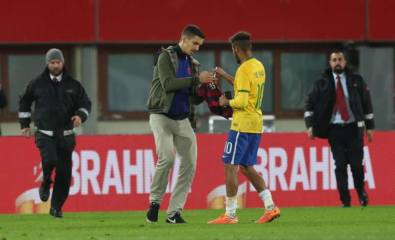 Neymar é abordado por invasor no final de Áustria 1 x 2 Brasil. Torcedor estava com uma camisa do Barcelona nas mãos e pediu um autógrafo ao ex-santista