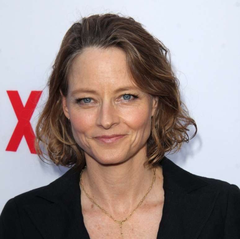 Atualmente, Jodie Foster está com cabelo entre médio e curto em tom loiro escuro  