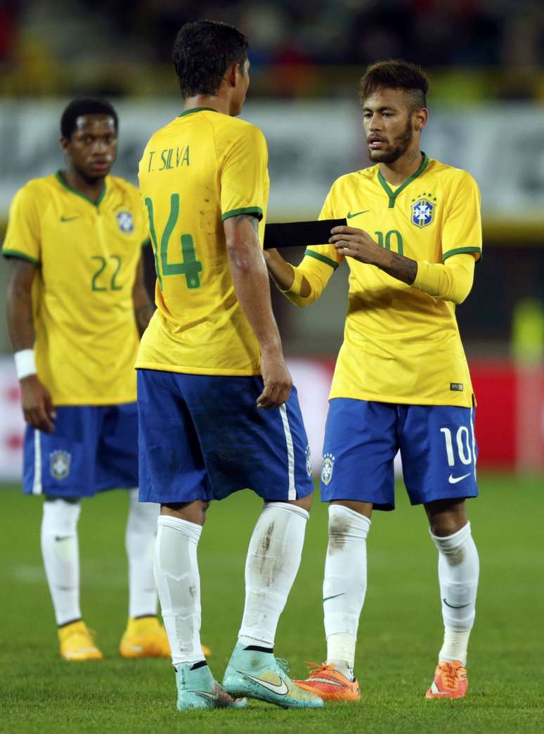 Atual capitão da Seleção, Neymar passa a braçadeira ao companheiro Thiago Silva antes de deixar o campo no segundo tempo do amistoso contra a Áustria