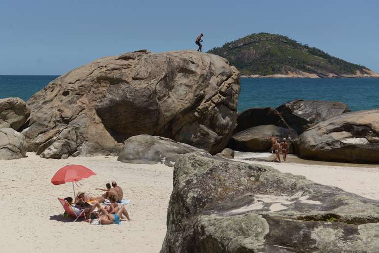 <p>Parte dos visitantes não se sente confortável em tirar a roupa na primeira praia de nudismo do Rio</p>