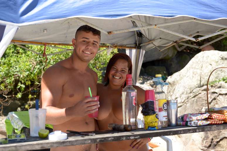 <p>Érica Oliveira e o filho Cléber, de 18 anos, são naturistas e frequentadores da praia do Abricó<br /> </p>