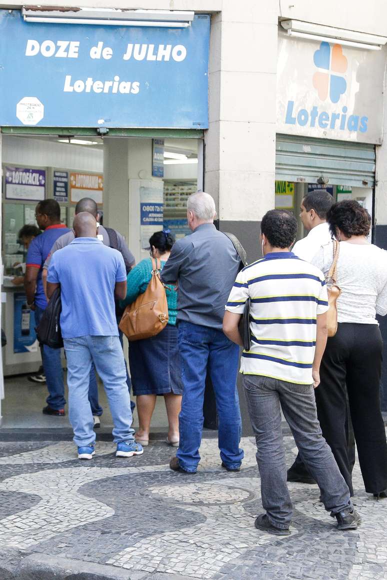 <p>Movimento em casas lotéricas, no centro do Rio, para apostas na Mega-Sena nesta quarta-feira</p>