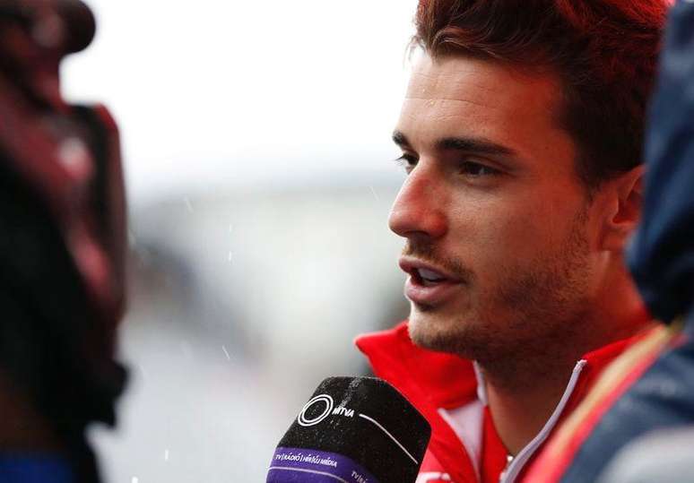 <p>Piloto da Marussia, Jules Bianchi concede entrevista em Suzuka no dia 2 de outubro, três dias antes de sofrer acidente grave</p>