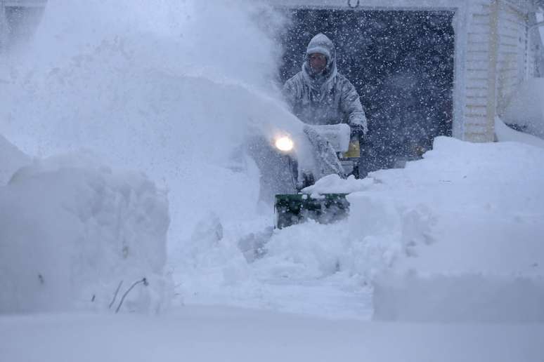 <p>Tempestade de neve atinge o estado de Nova York e deixa quatro mortos</p>