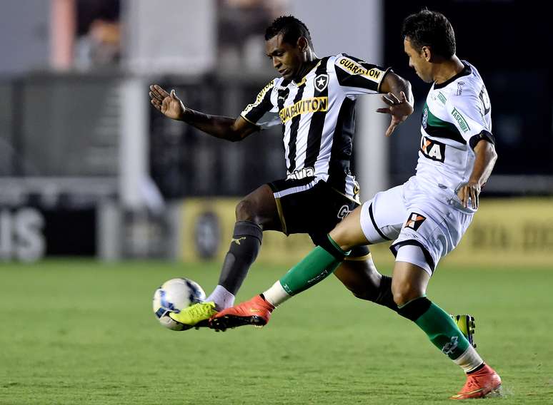 <p>Jobson em a&ccedil;&atilde;o com a camisa do Botafogo</p>