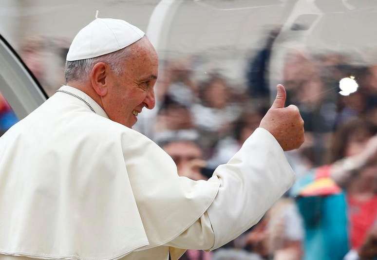 <p>Pape Francisco acena a caminho da Praça de São Pedro, no Vaticano</p>