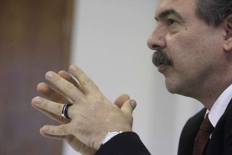 Foto de arquivo do ministro Aloízio Mercadante, durante entrevista à Reuters em Brasília. 07/01/2011