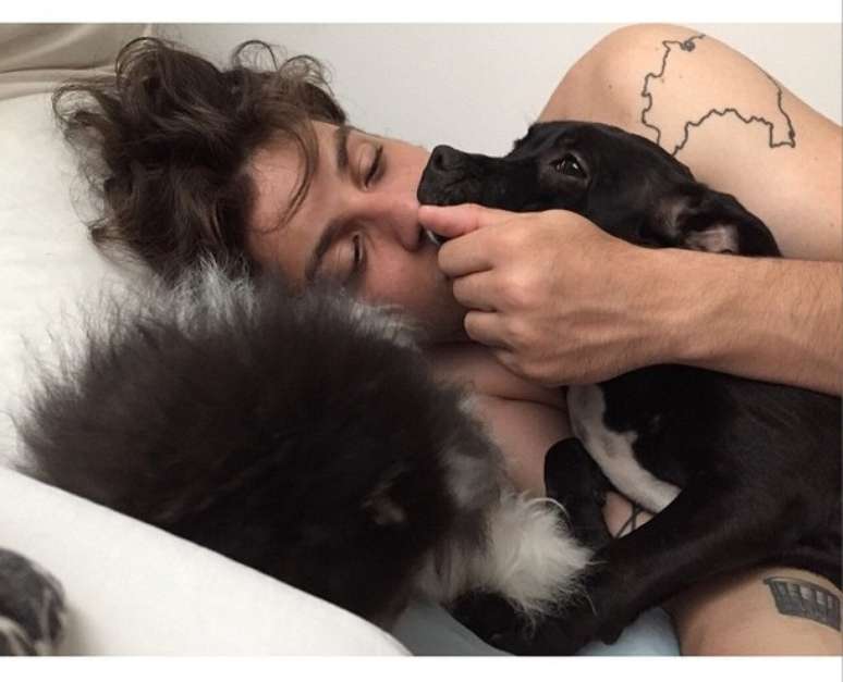 Chay aparece brincando com cãezinhos em foto publicada pela namorada Laura Neiva