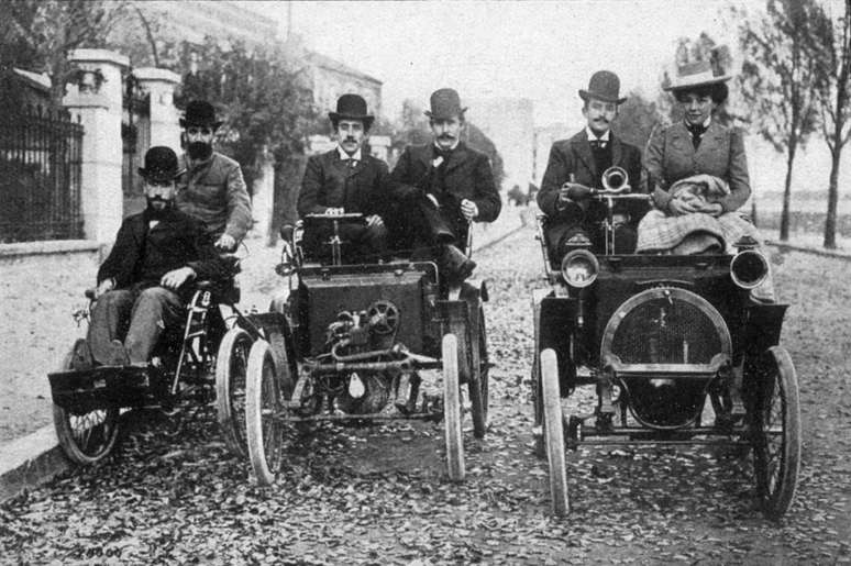 Louis Renault, ao centro, segura o volante do Voiturette, carro que ele criou e que deu origem a uma das maiores montadoras do mundo