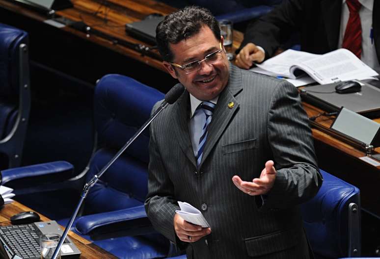 <p>O relator da LDO, senador Vital do Rego, incluiu no seu texto a execução obrigatória das emendas parlamentares</p>