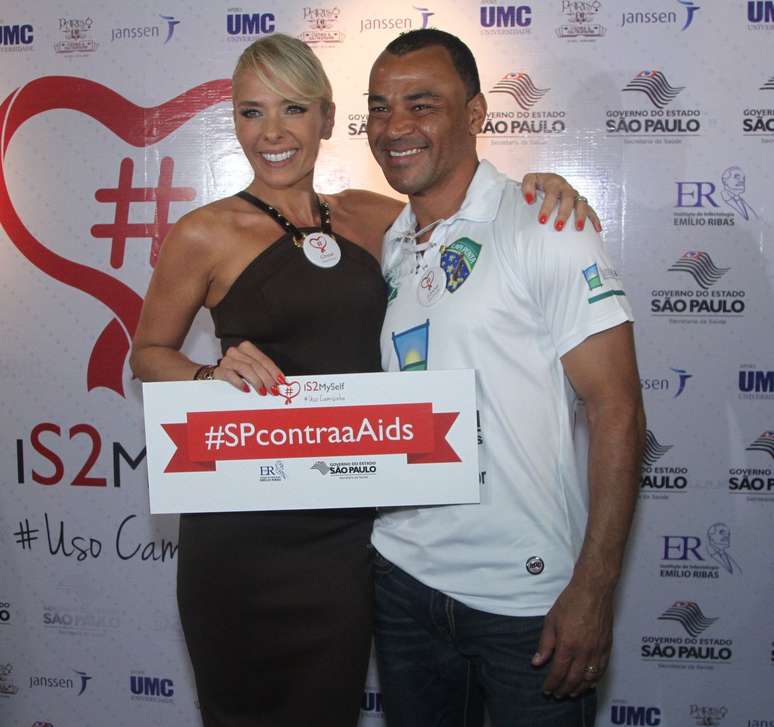 V&aacute;rios famosos marcaram presen&ccedil;a no lan&ccedil;amento da campanha Desafio da Camisinha, na quarta-feira (19), no Instituto de Infectologia Em&iacute;lio Ribas, na zona oeste da capital paulista. O evento, que homenageou o Dia Mundial de Combate &agrave; Aids, comemorado em 1&ordm; de dezembro, recebeu Adriane Galisteu, a jornalista Fabiana Scaranzi, o apresentador Raul Gil, o humorista Ary Toledo, o ex-jogador de futebol Cafu e o cantor MC Gui