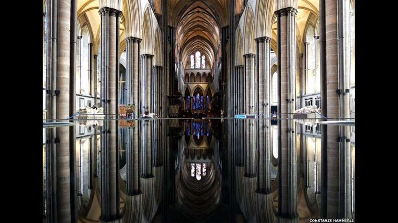 Constanze Hammerle mostrou a fonte nave e seu reflexo na Catedral de Salisbury, Grã-Bretanha