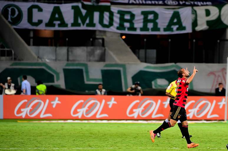 Ananias, ex-Sport, foi o autor do primeiro gol do novo estádio palmeirense e estragou a festa da torcida