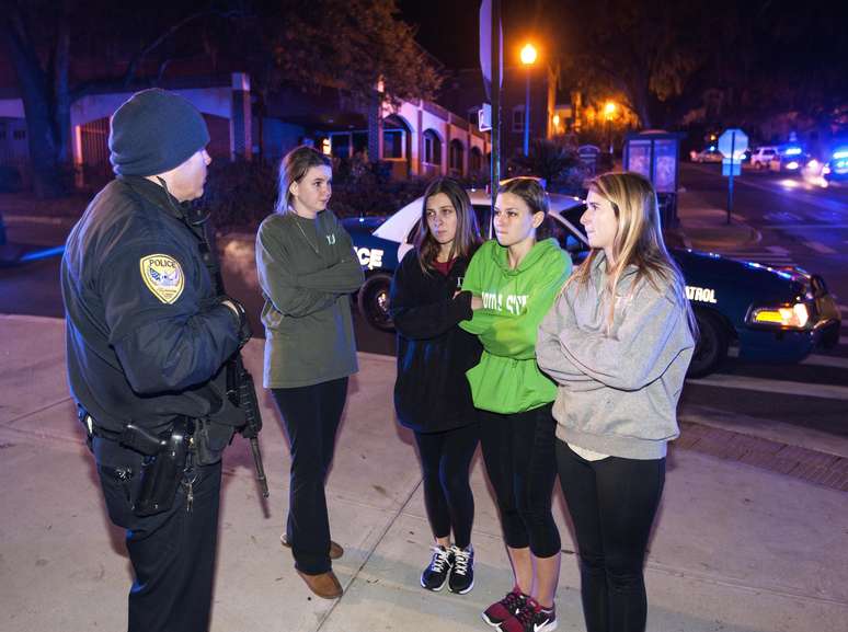 Estudantes respondem perguntas à polícia sobre tiroteio