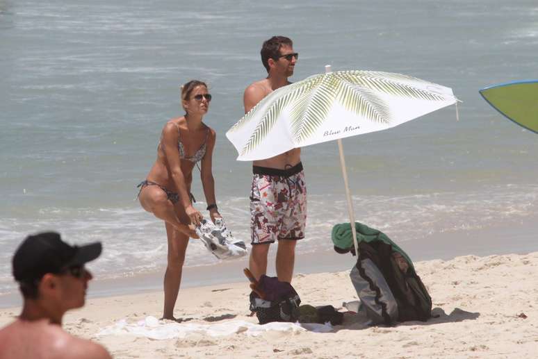 A atriz Fernanda de Freitas, da série 'Tapas e Beijos', da TV Globo, curtiu um dia de praia na Barra da Tijuca nesta quinta-feira (20) ao lado do namorado