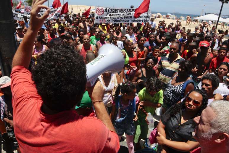 Membros do MTST protestaram nesta quinta na praia do Leblon