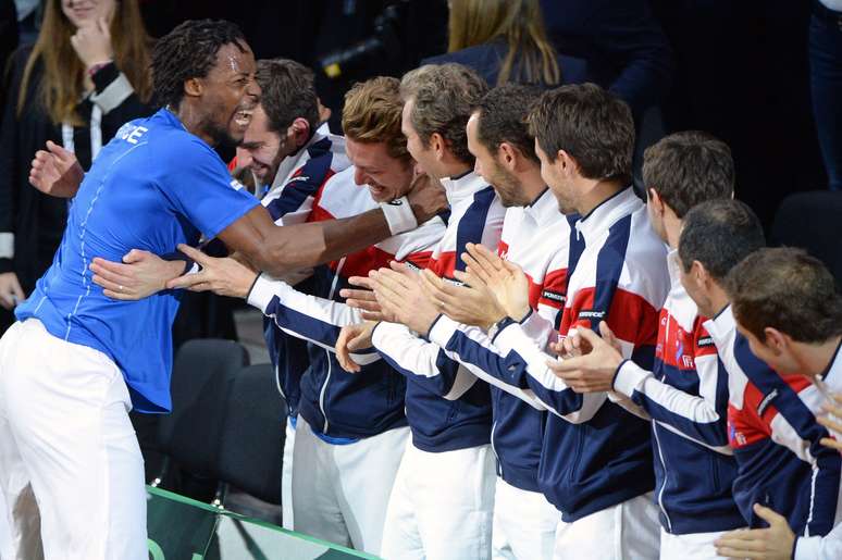 Monfils curte com o restante da equipe francesa importante resultado positivo