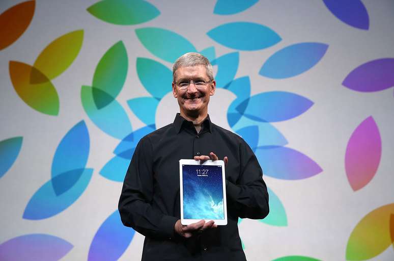 <p>Tim Cook, atual CEO da Apple e sucessor de Steve Jobs, vendia jornais quando era criança e na adolescência ajudava sua mãe no balcão de um farmácia</p>