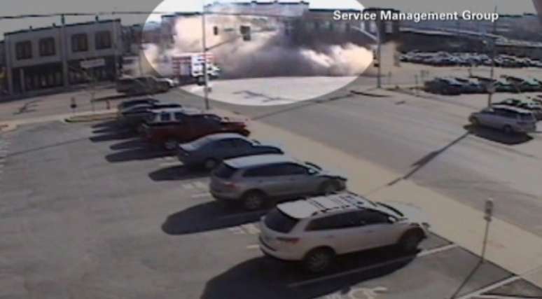 Câmeras de segurança flagraram momento em que veículo bate no prédio, que desaba em seguida