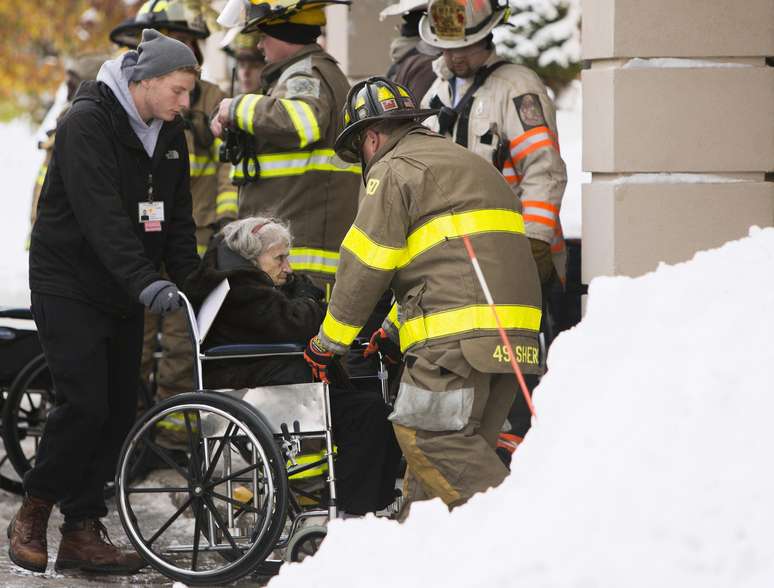 Equipe de resgate ajuda idosa durante tempestade de neve nos Estados Unidos