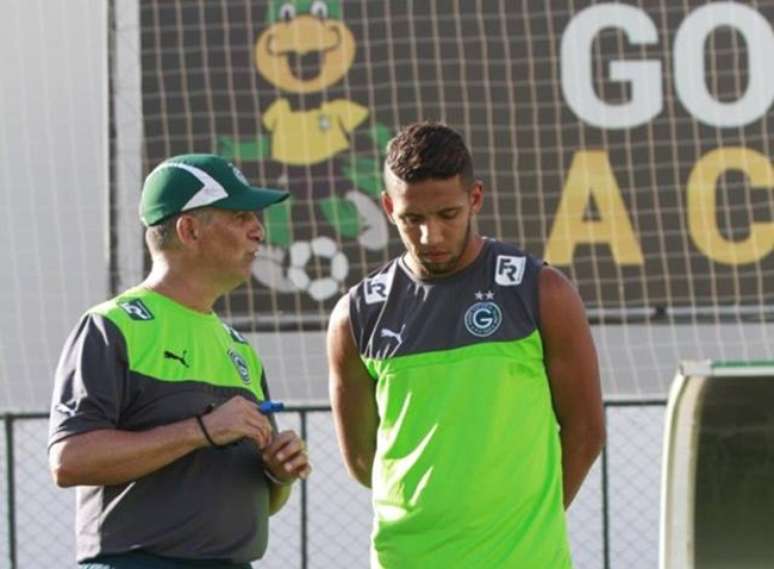 Atacante Samuel ganha vaga no time titular do Goiás
