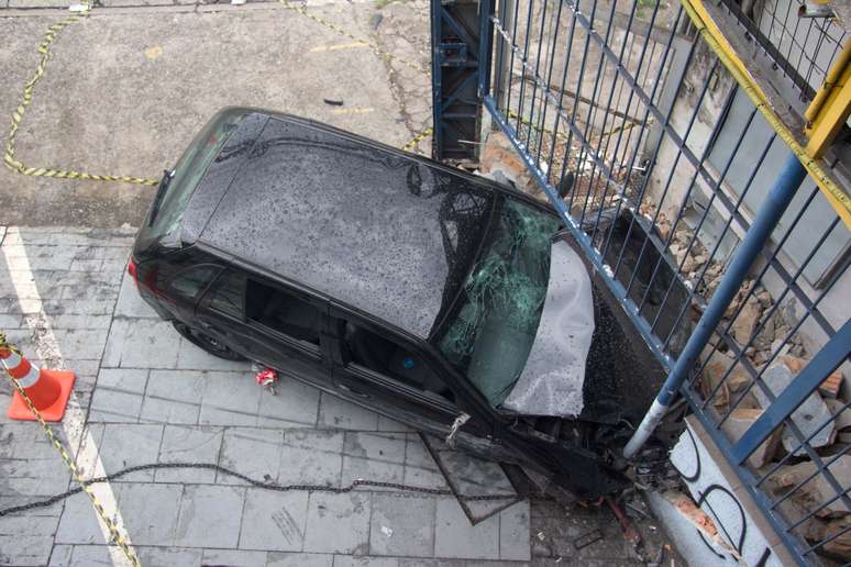 Outro carro bateu no muro de uma casa